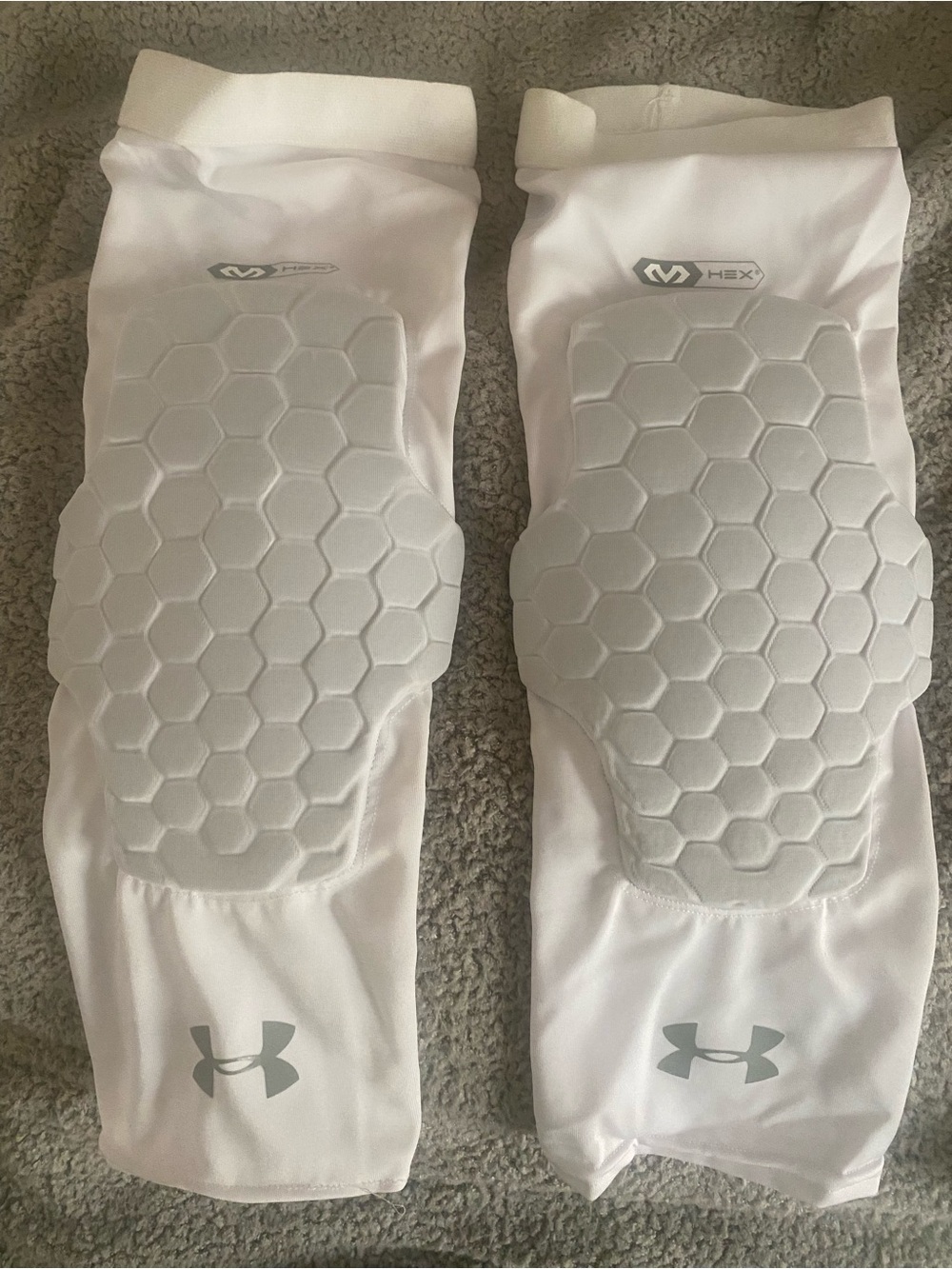 NWT Under Armour White Hex Padded Compression Sleeves, sz. Adult Medium